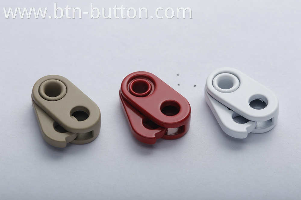 Adjustable metal buttons for sweaters